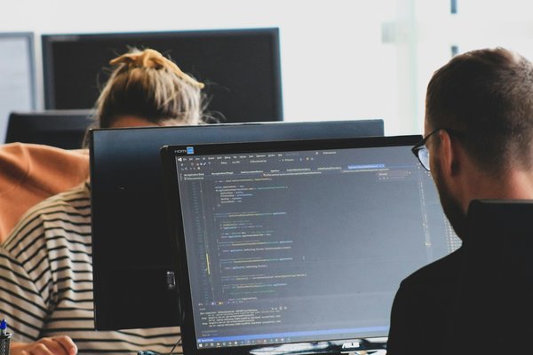 Comment les algorithmes de recommandation influencent-ils les habitudes de consommation en ligne?