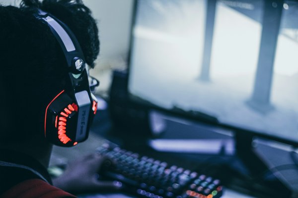 Comment un jeu de simulation de gestion des ressources naturelles peut-il sensibiliser à la durabilité environnementale?