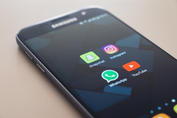 Quels sont les principaux avantages de l'utilisation d'un gestionnaire de mots de passe sur un smartphone?